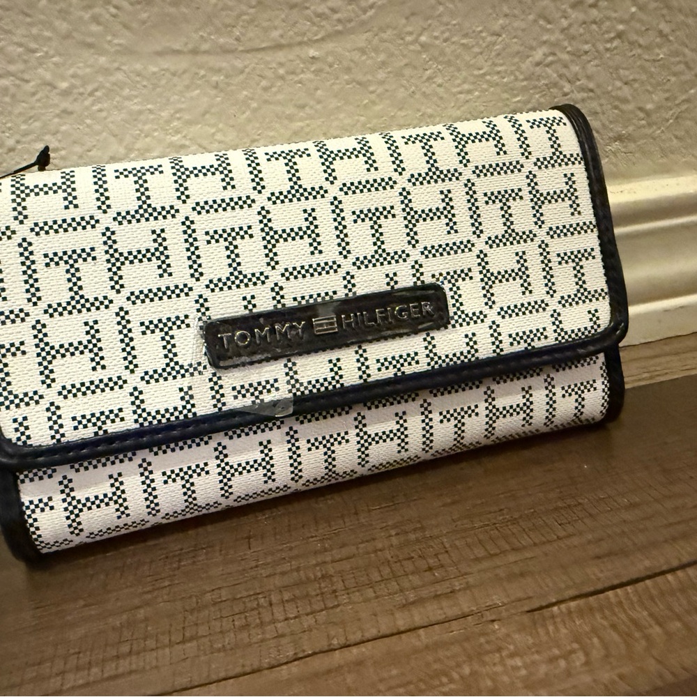 Tommy Hilfiger Monogram Black and White Wallet - Picture 3 of 9